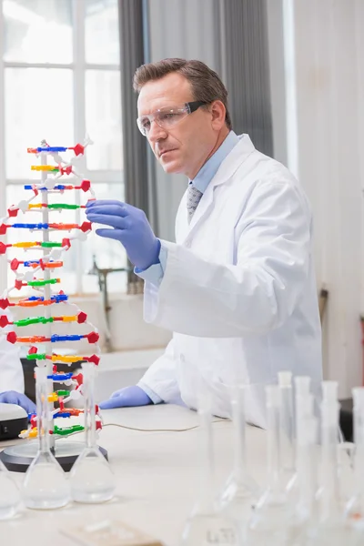 Ученый, анализирующий спираль ДНК — стоковое фото