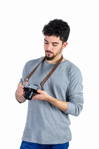 Περιστασιακή άνθρωπος εξετάζοντας τη φωτογραφική μηχανή του — Φωτογραφία Αρχείου