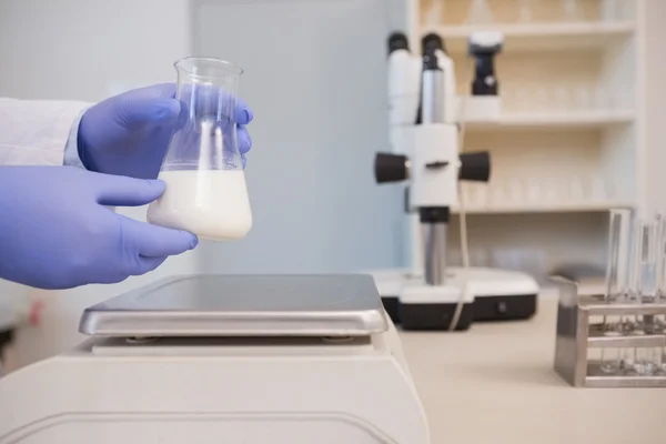 Scientific weighing white liquid in beaker — Stock Photo, Image