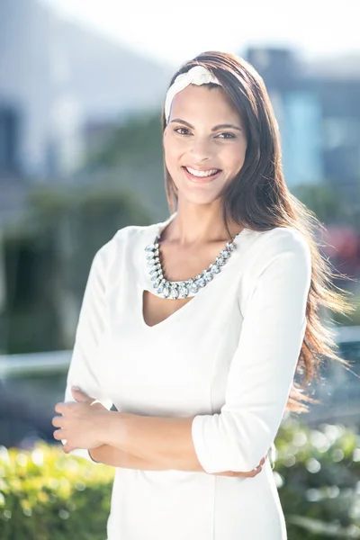 Preciosa mujer sonriendo a la cámara — Foto de Stock