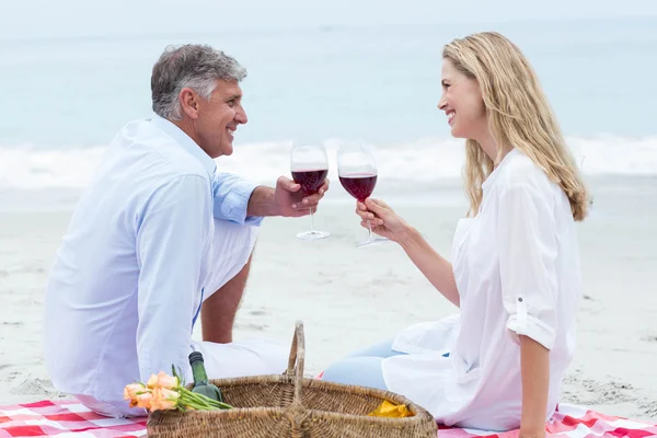 Casal brinde com vinho tinto durante piquenique — Fotografia de Stock