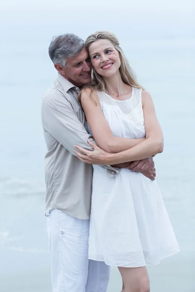 Par stå vid havet och kramar varandra — Stockfoto