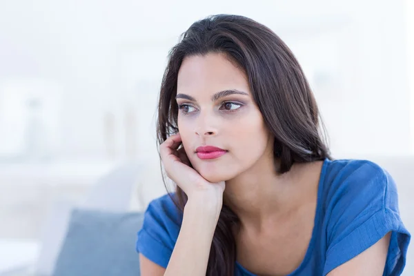 Doordachte mooie brunette zittend op de Bank — Stockfoto