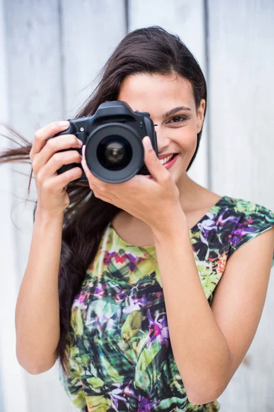 Glimlachend mooie brunette nemen van foto 's — Stockfoto