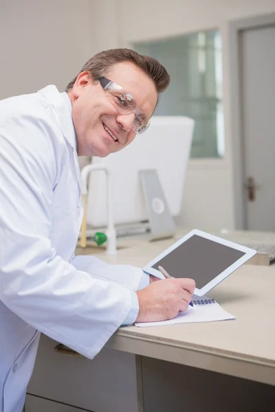 Cientista sorridente segurando tablet — Fotografia de Stock