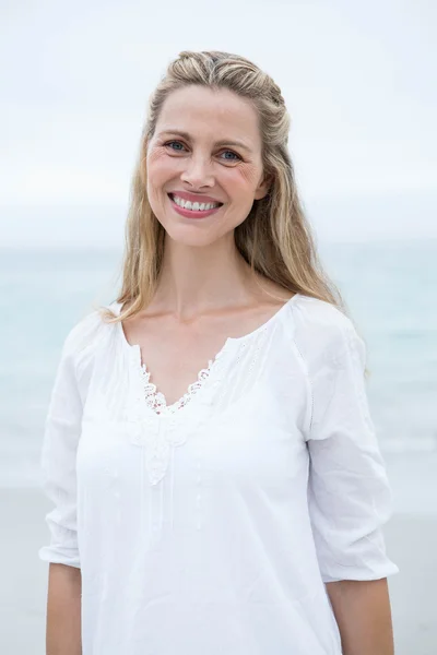 Femme blonde souriante à la plage — Photo