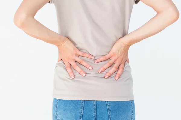 Mulher com dor nas costas e segurando as costas — Fotografia de Stock
