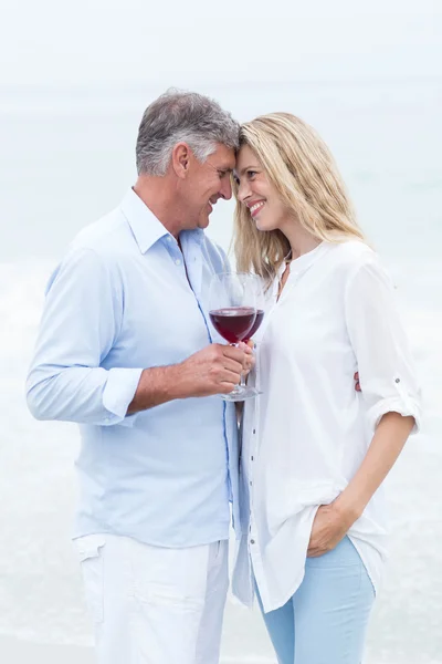 Pareja sonriendo el uno al otro y brindando —  Fotos de Stock