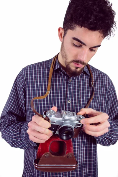 Casual homem segurando sua câmera — Fotografia de Stock