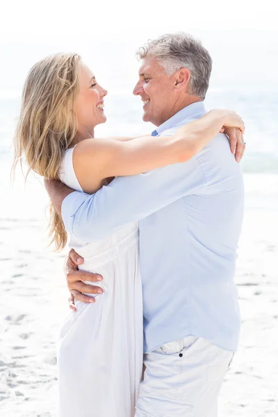 Paar umarmt sich am Meer — Stockfoto