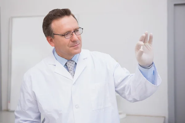 Wissenschaftler hält Tablet in der Hand — Stockfoto