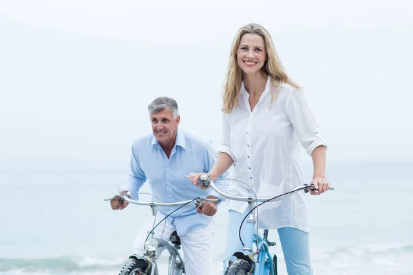 Mutlu çift birlikte Bisiklete binme — Stok fotoğraf