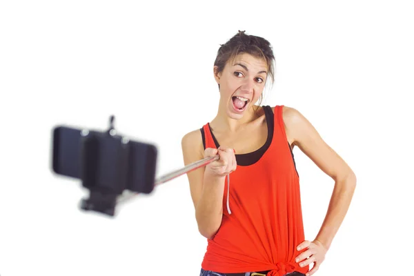 Casual bruneta using selfie stick — Fotografie, imagine de stoc