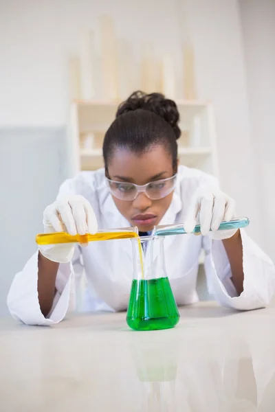 Concentrated scientist doing scientific experiment — Stock Photo, Image