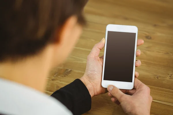 Telefonunuzun ve masa başında iş kadını — Stok fotoğraf