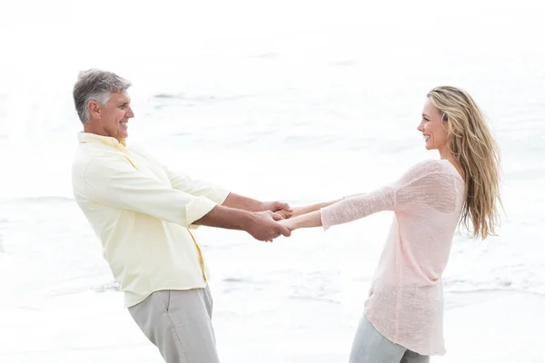 Pareja cogida de la mano y sonriéndose — Foto de Stock