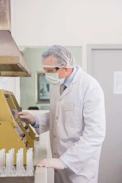 Wetenschapper met behulp van technologie voor onderzoek — Stockfoto