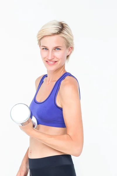 Mulher feliz em sportswear haltere de elevação — Fotografia de Stock