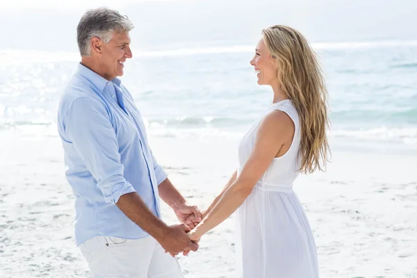 Pareja cogida de la mano y sonriendo —  Fotos de Stock