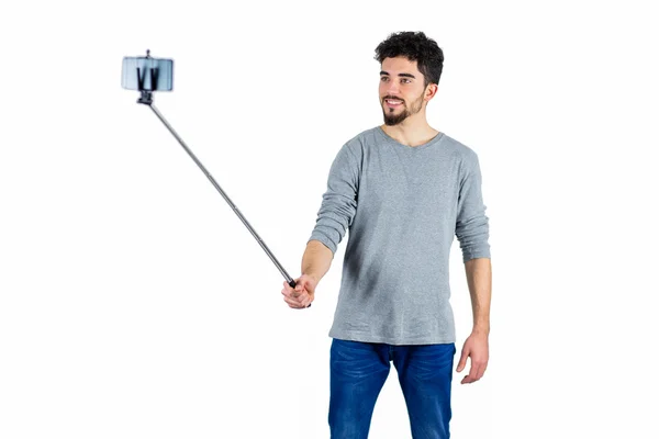 Selfie スティックを使用してカジュアルな男 — ストック写真