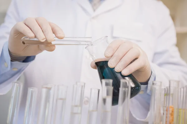 Scientist doing experimentations — Stock Photo, Image