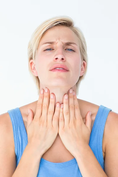 Женщина с болью в горле смотрит в камеру — стоковое фото
