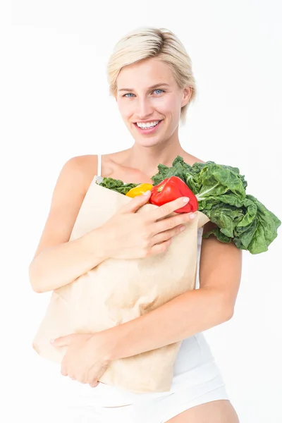 Atractiva mujer sosteniendo bolsa de verduras — Foto de Stock
