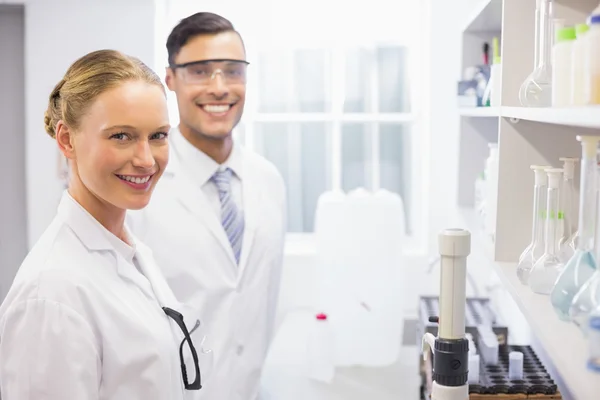 Lächelnde Wissenschaftler blicken in die Kamera — Stockfoto