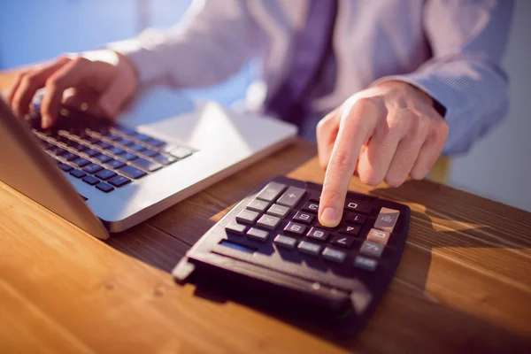 Geschäftsmann nutzt Laptop am Schreibtisch — Stockfoto