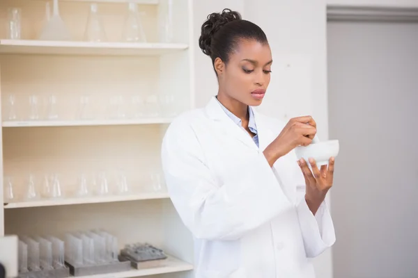 Concentrated scientist using pestle and mortar — Stock Photo, Image