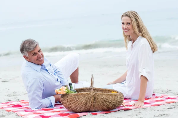 Счастливая пара устраивает пикник — стоковое фото