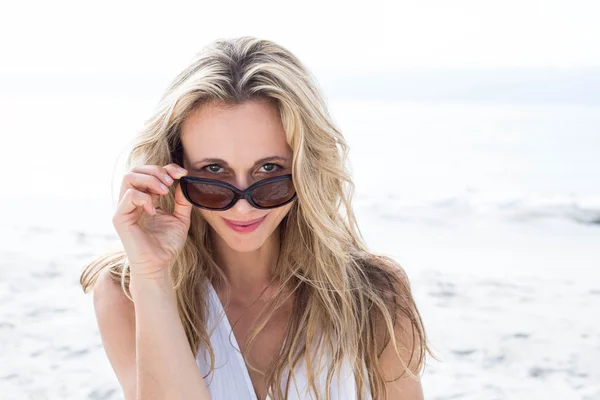 Loira em vestido branco usando óculos de sol — Fotografia de Stock