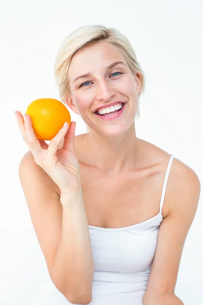 Mujer feliz sosteniendo una naranja — Foto de Stock