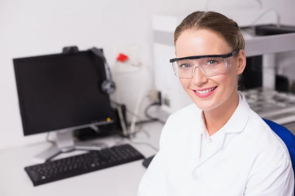 Lächelnder Wissenschaftler blickt in die Kamera — Stockfoto