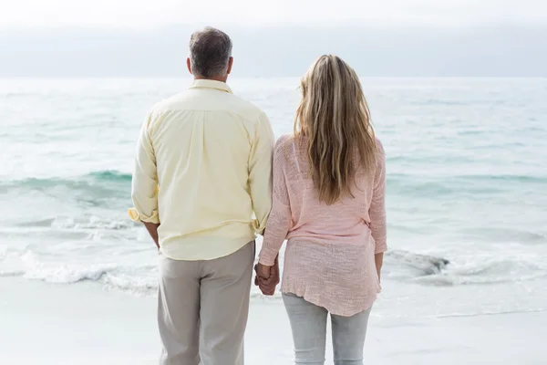 Casal em pé junto ao mar — Fotografia de Stock