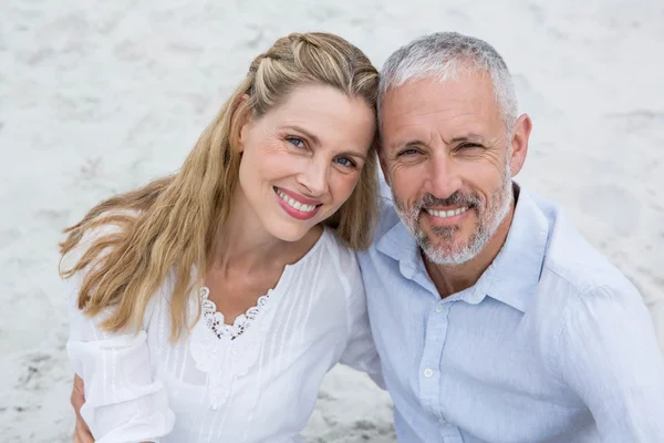 幸福的夫妇坐在沙滩上 — 图库照片