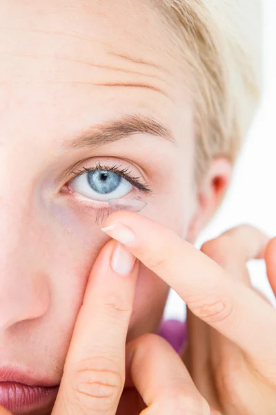 Mooie blonde toepassen contactlenzen — Stockfoto