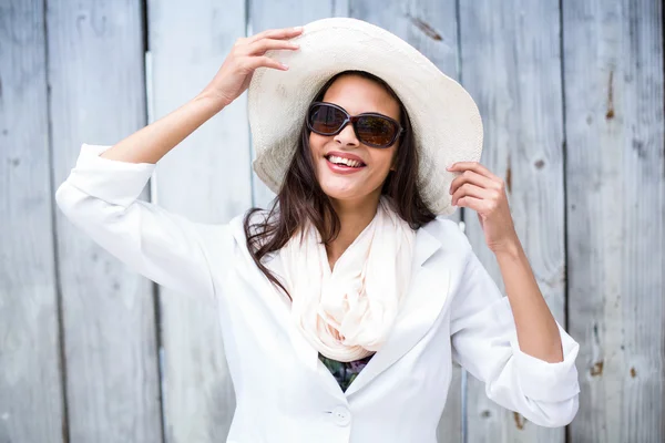 Uśmiechający się piękne brunetka noszenie Słomkowy kapelusz i słońce okulary — Zdjęcie stockowe