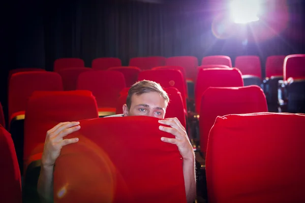 Genç adam bir korku filmi izlerken — Stok fotoğraf