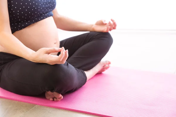 Pregnant woman keeping in shape — Stock Photo, Image