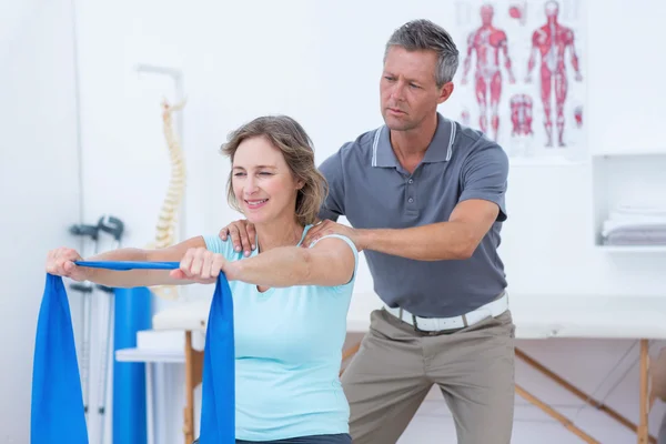 Medico esaminando il suo paziente indietro — Foto Stock