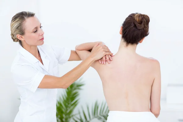 Fysiotherapeut doen schouder massage — Stockfoto