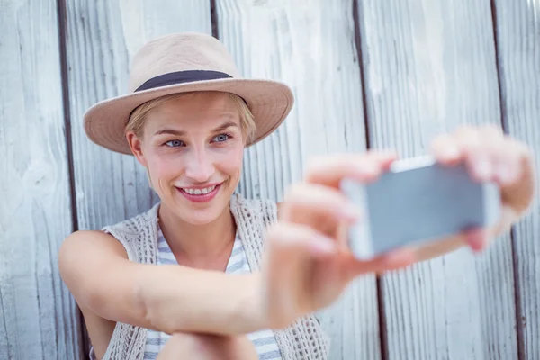 Hübsche blonde Frau macht Selfie — Stockfoto