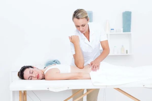 Physiotherapist doing back massage — Stock Photo, Image