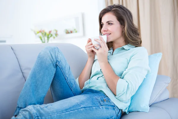 Friedliche Frau trinkt Tasse Kaffee — Stockfoto