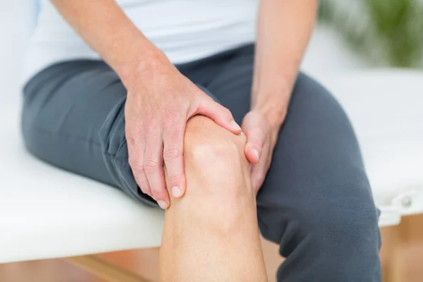 Mujer con dolor de rodilla —  Fotos de Stock