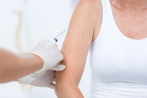 Doctor doing an injection to his patient — Stock Photo, Image