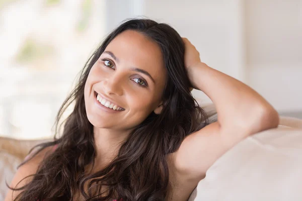 Mooie brunette ontspannen op de Bank — Stockfoto