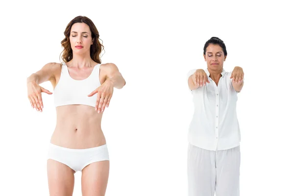 Mujeres relajadas haciendo yoga —  Fotos de Stock