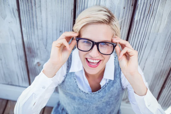 Blond kobieta uśmiecha się do kamery — Zdjęcie stockowe